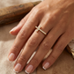 18k Gelbgold Ring mit Kreuz und weissen Zirkonia getragen an der Hand – Neshan-e Iman