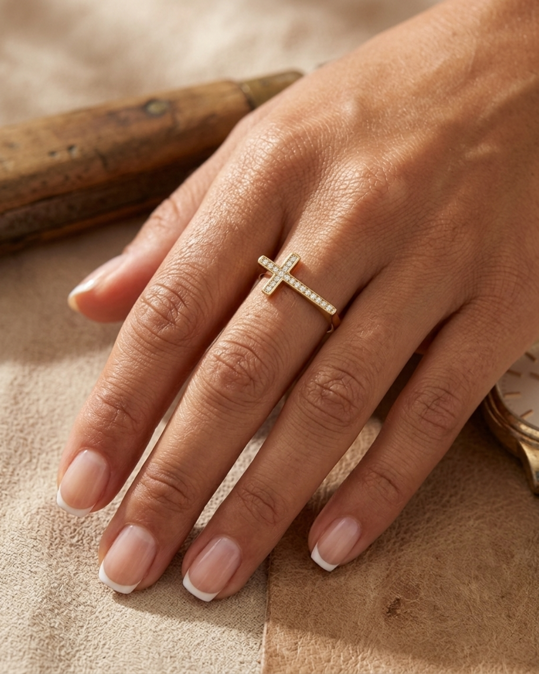 18k Gelbgold Ring mit Kreuz und weissen Zirkonia getragen an der Hand – Neshan-e Iman