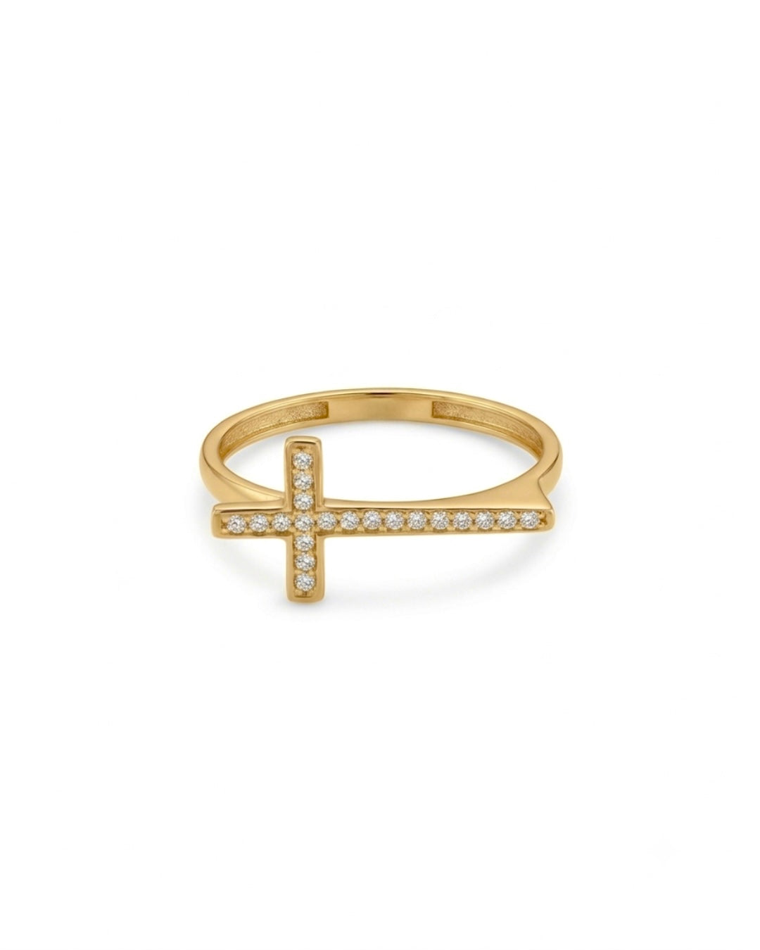 Detailaufnahme eines Kreuzrings aus 18k Gelbgold mit weissen Zirkonia