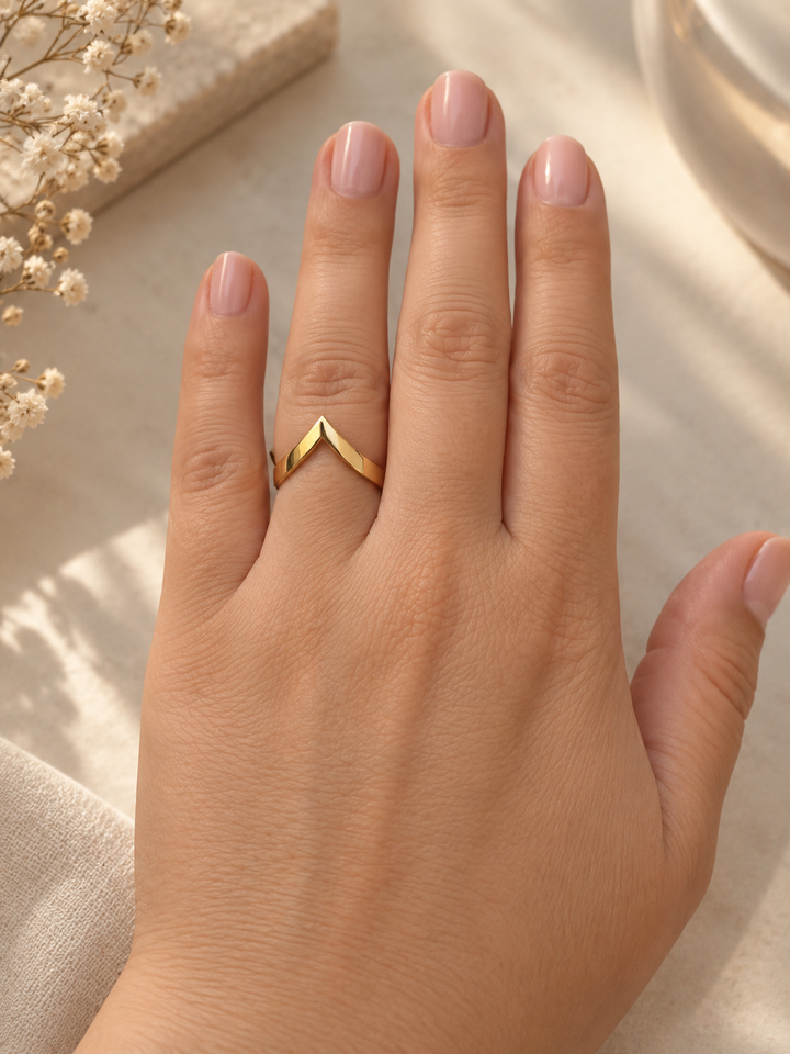 Owj Ring aus 18k Gelbgold in Grösse 58 getragen mit Spitze Richtung Fingerspitze