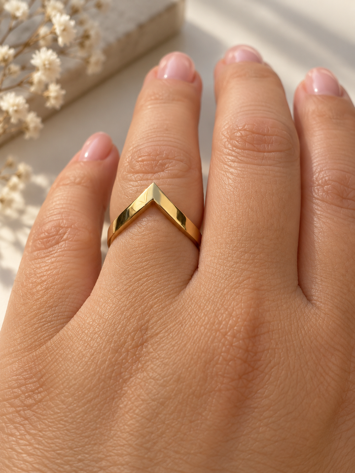 Owj Ring aus 18k Gelbgold getragen mit markanter geometrischer Spitze