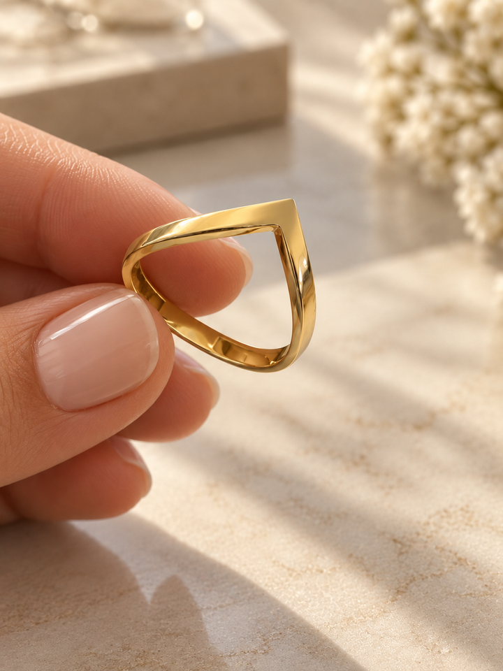 Schrägansicht des minimalistischen Owj Rings aus massivem 18k Gelbgold