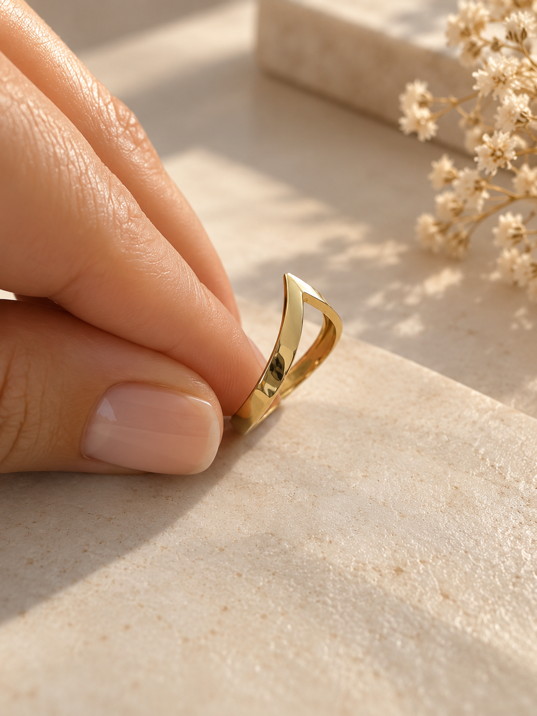 Seitenansicht des hochglanzpolierten Owj Rings aus 18k Gelbgold
