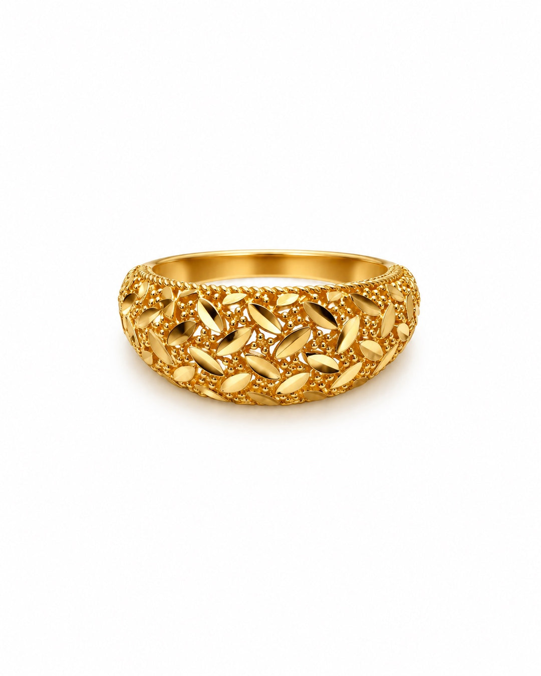 Frontalansicht des breiten Payiz Goldrings mit kunstvoll durchbrochener Oberfläche auf weissem Hintergrund.