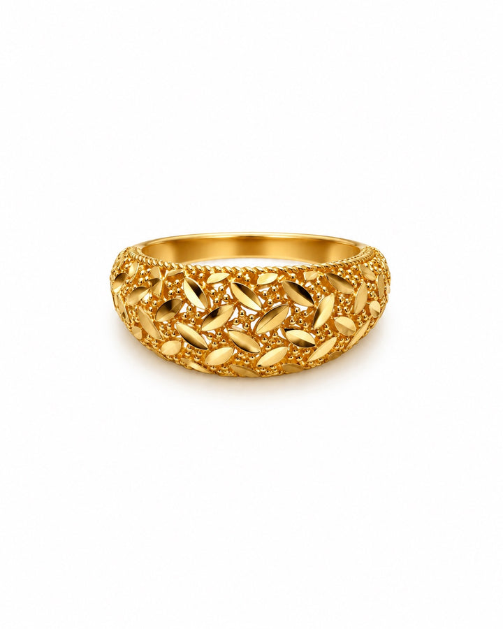Frontalansicht des breiten Payiz Goldrings mit kunstvoll durchbrochener Oberfläche auf weissem Hintergrund.