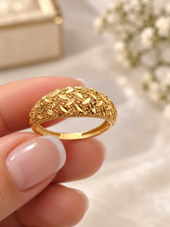 Nahaufnahme des Payiz Goldrings mit gewölbter, durchbrochener Ringschiene und facettierten Blattmotiven.