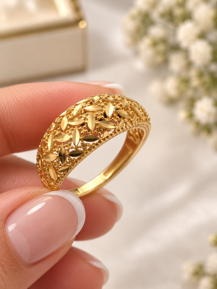 Detailansicht der glänzenden blattförmigen Goldverzierungen des Payiz Rings aus 750 Gelbgold.