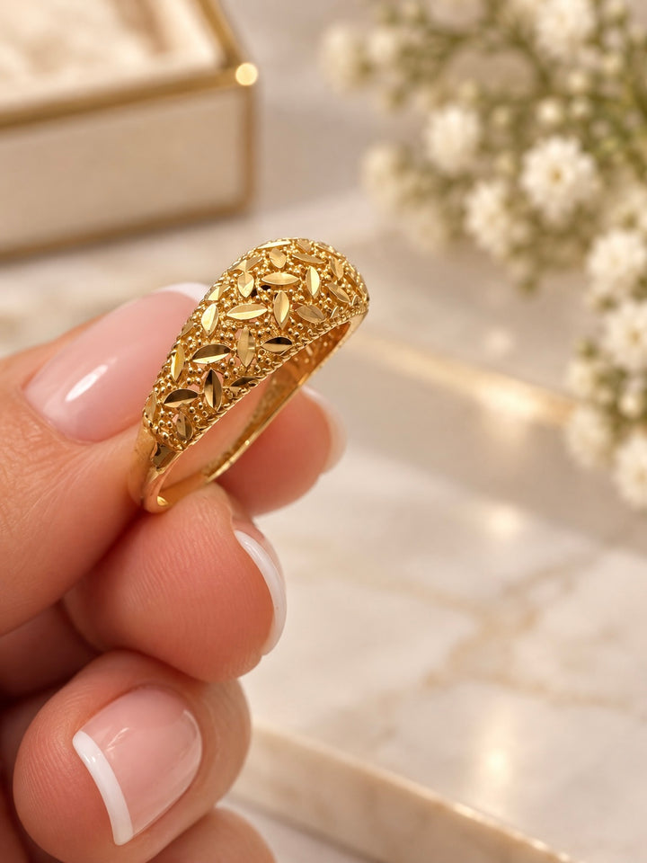 Payiz Ring aus 18 Karat Gelbgold mit gewölbtem Blättermuster in eleganter Seitenansicht.