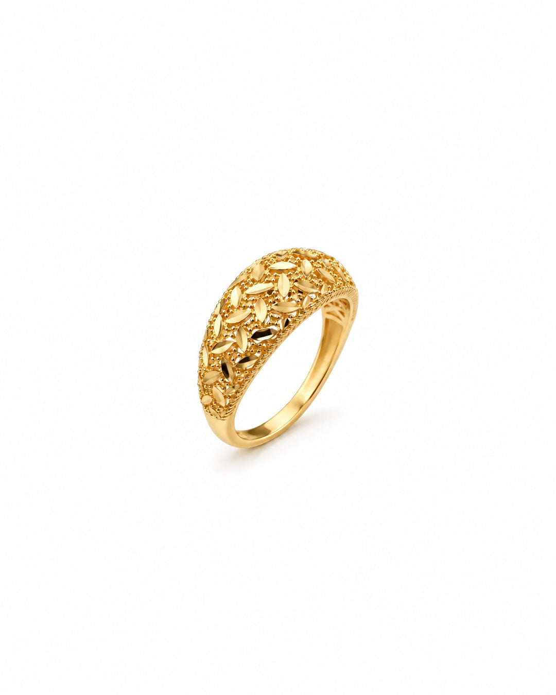 Payiz Ring aus 18 Karat Gelbgold mit filigranem Blättermuster, schräg auf weissem Hintergrund fotografiert.