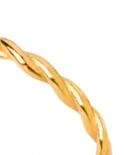 Nahaufnahme: Ring „Pichesh“ aus 18k Gelbgold mit Drehung