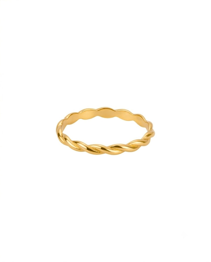 Nahaufnahme: Ring „Pichesh“ aus 18k Gelbgold mit Drehung