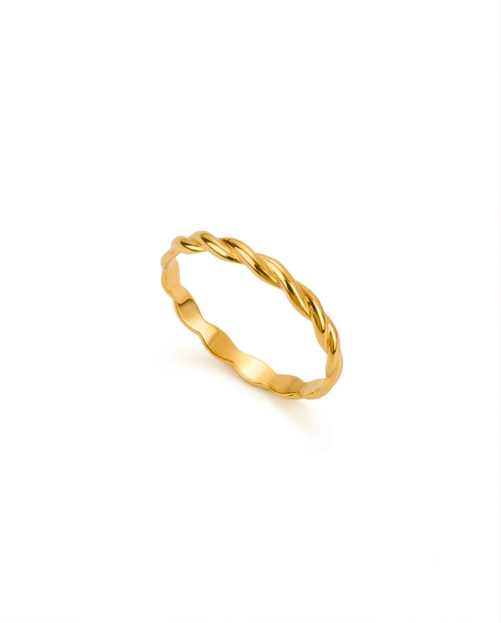 Produktbild: Feiner 18k Goldring mit gedrehter Struktur – freigestellt