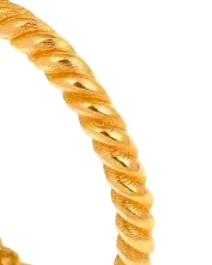 18k Goldring mit gedrehter Struktur – Nahaufnahme, freigestellt