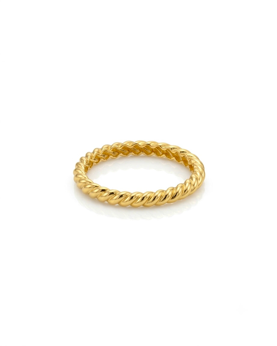 18k Goldring mit gedrehter Struktur – Nahaufnahme, freigestellt