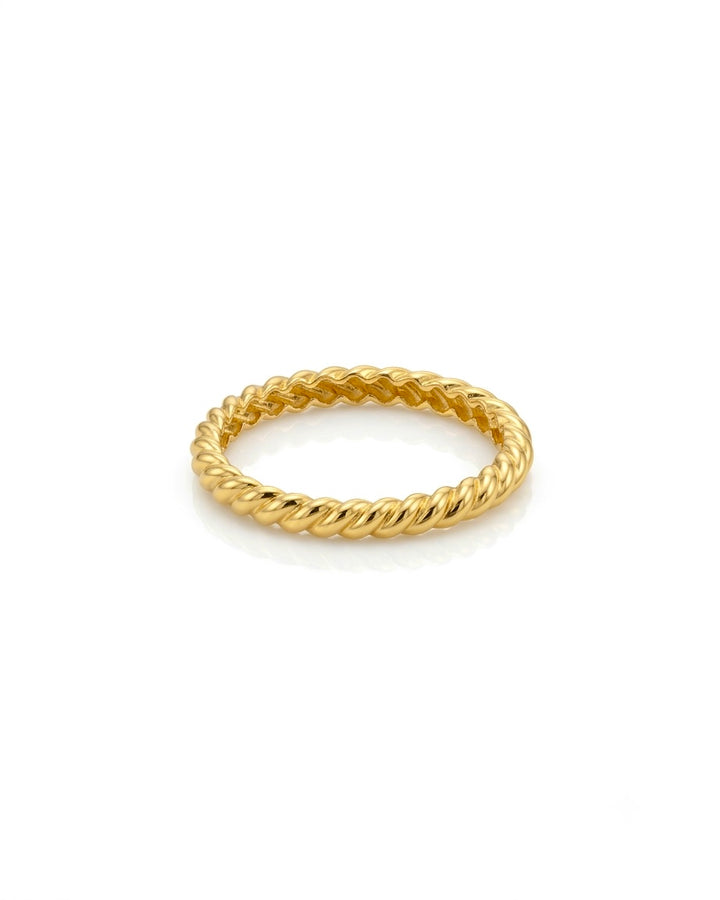 18k Goldring mit gedrehter Struktur – Nahaufnahme, freigestellt