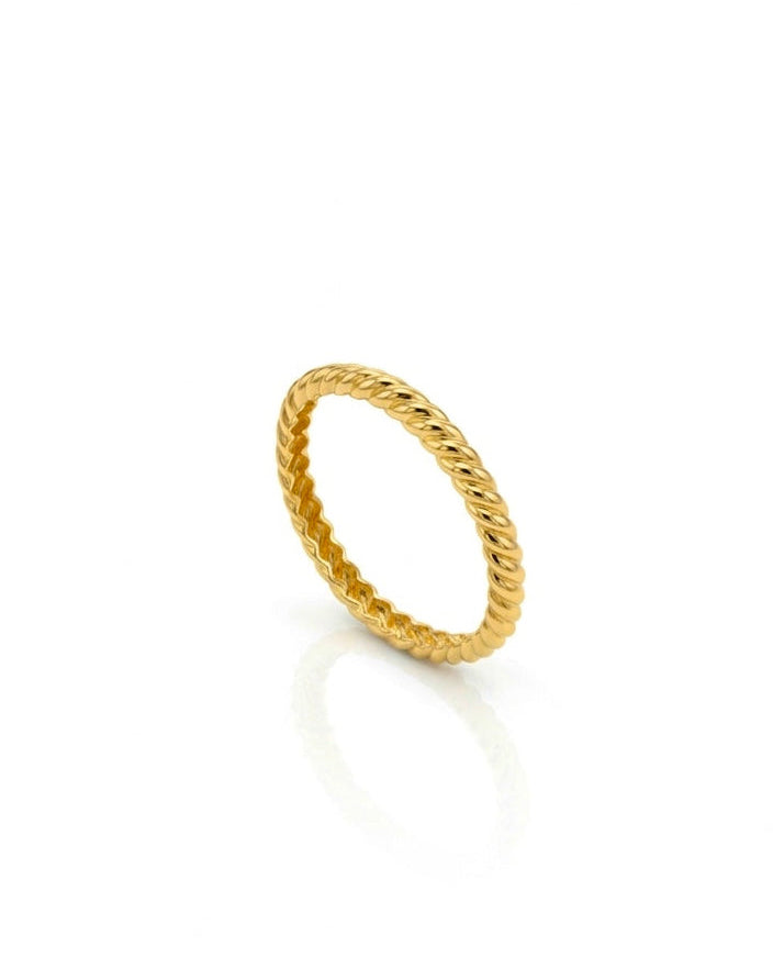 Produktbild: Gedrehter 18k Goldring – freigestellt auf weissem Hintergrund