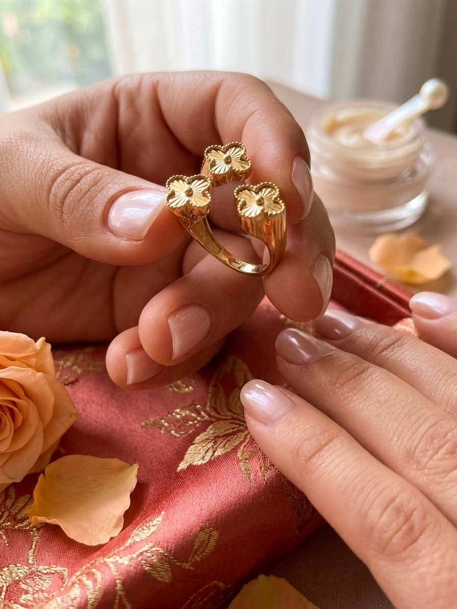 Handgefertigter Ring mit drei Blüten aus 18 Karat Gelbgold von Ziba Gold