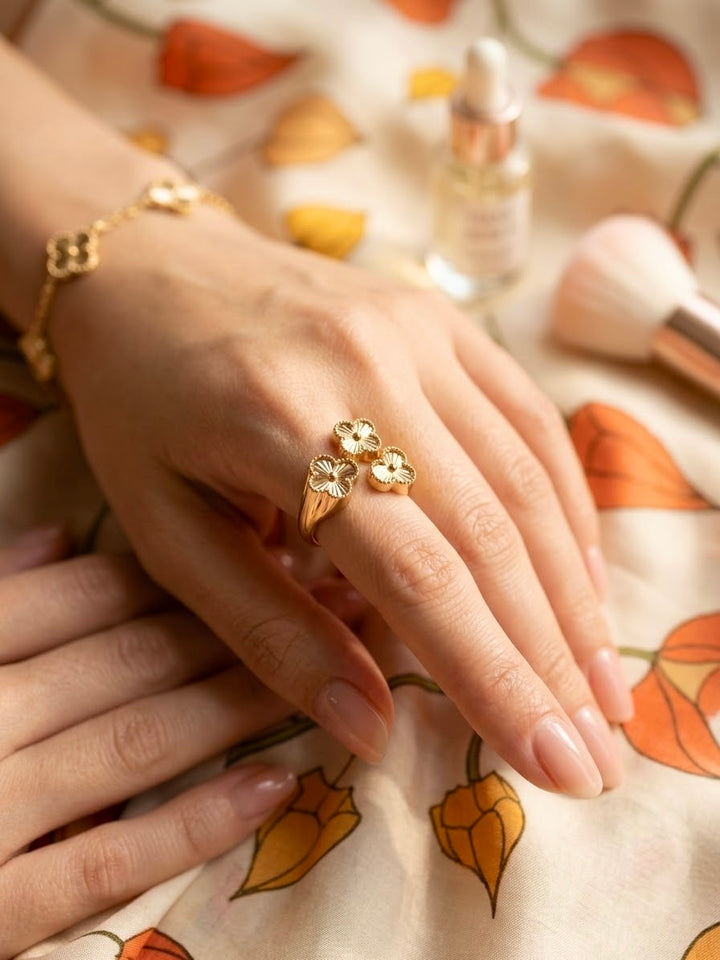 Filigraner Blütenring aus 18 Karat Gelbgold mit drei handgefertigten Blüten, elegant an der Hand getragen