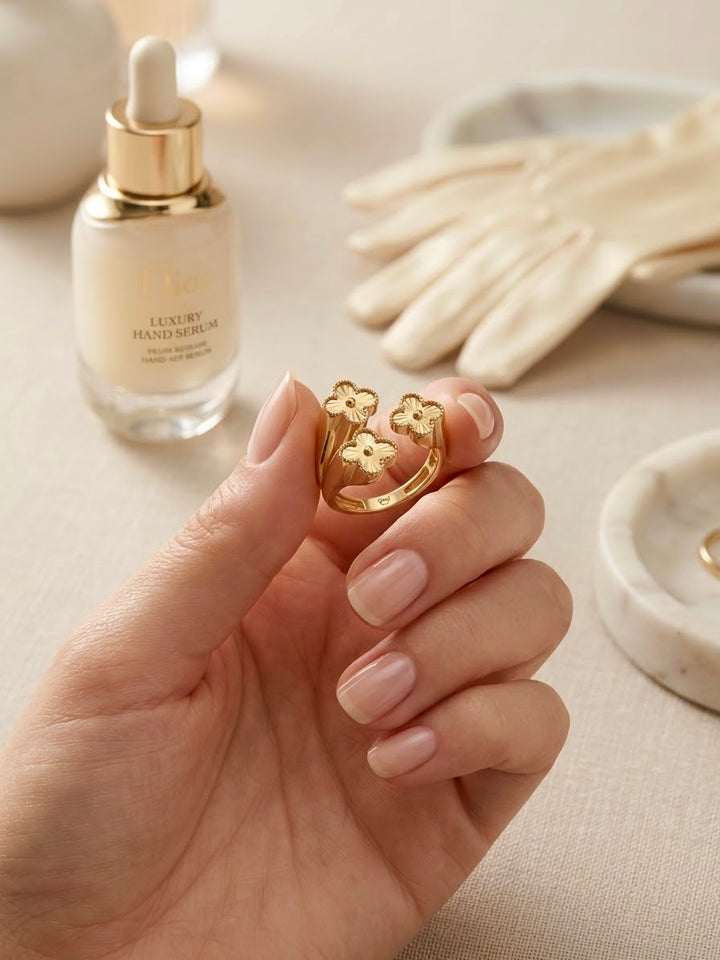 Handgefertigter Blütenring aus 18 Karat Gelbgold mit drei filigran strukturierten Goldblüten