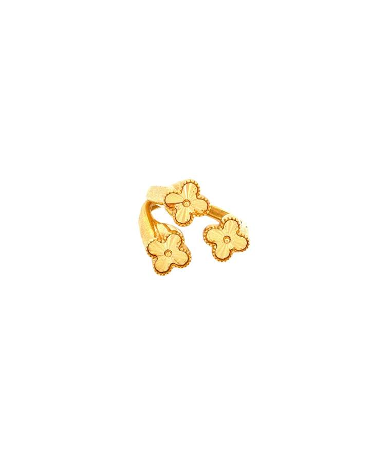 18k Goldring mit drei gravierten Blüten – freigestelltes Produktbild