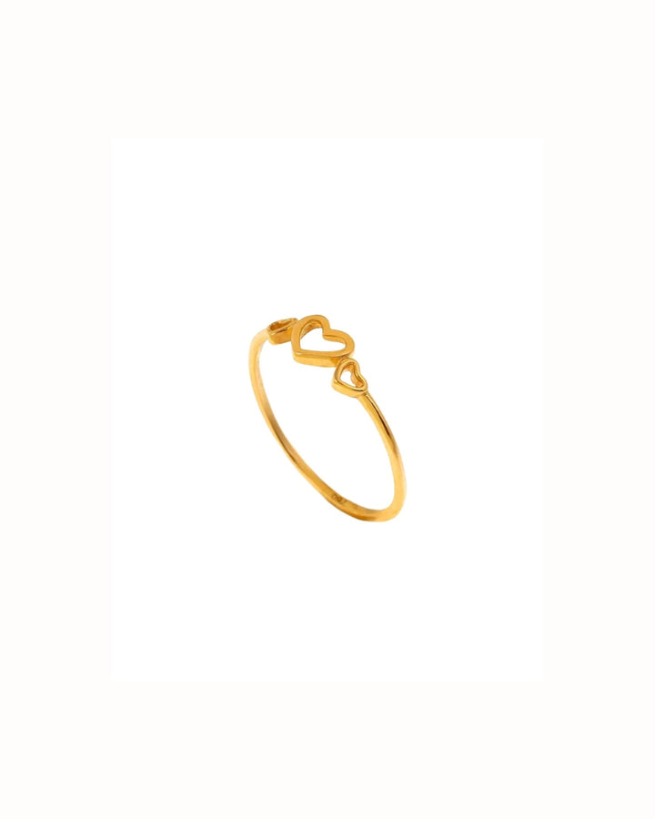 Zarter 18k Goldring mit drei offenen Herzformen – freigestelltes Produktbild