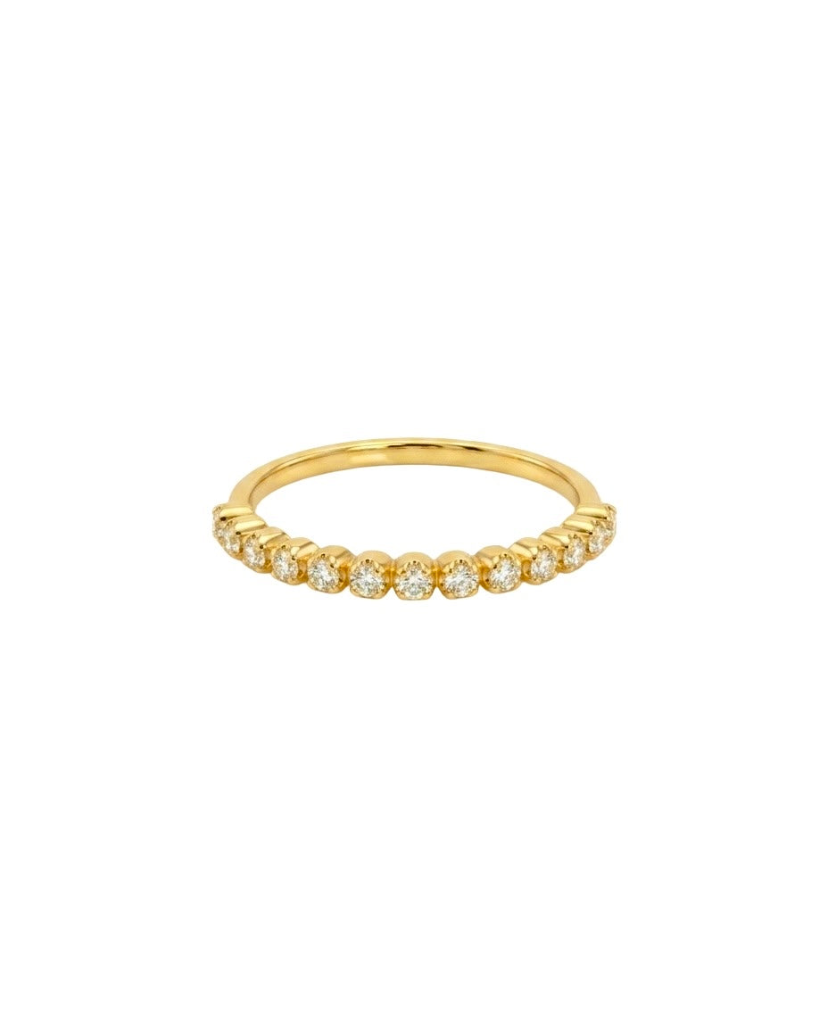 Schmaler Goldring mit gefassten Zirkonia – Nahaufnahme