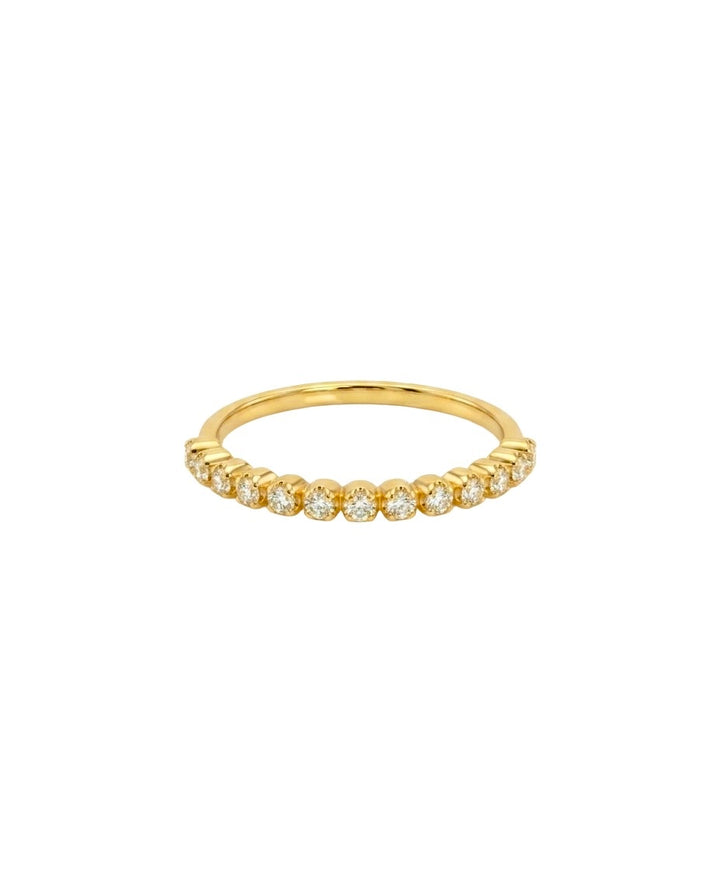 Schmaler Goldring mit gefassten Zirkonia – Nahaufnahme