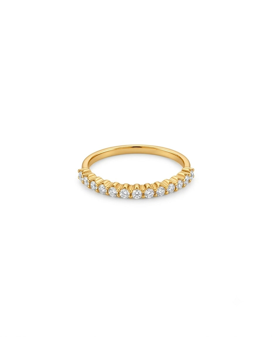 Schmaler Goldring mit gefassten Zirkonia – Nahaufnahme