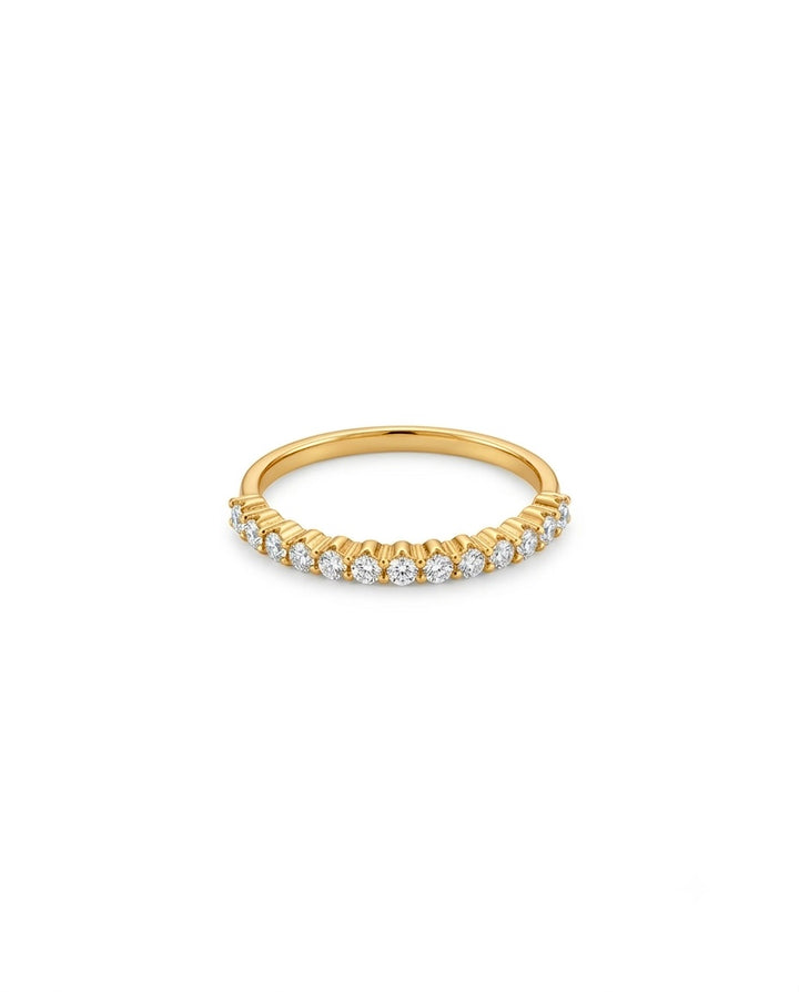 Schmaler Goldring mit gefassten Zirkonia – Nahaufnahme