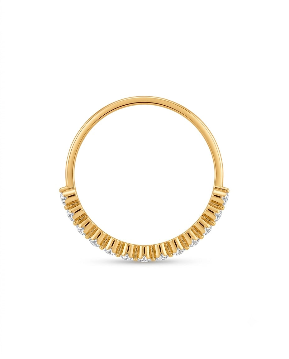 Filigraner Ring aus 18 Karat Gelbgold mit funkelnden weissen Zirkonia-Steinen in Halb-Eternity-Fassung, Rückansicht.