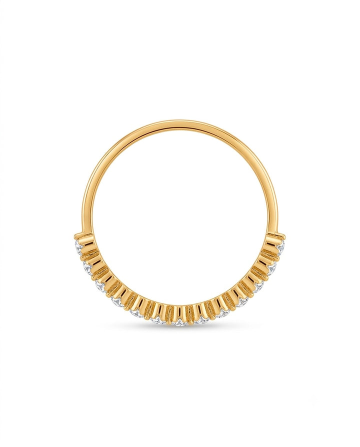 Filigraner Ring aus 18 Karat Gelbgold mit funkelnden weissen Zirkonia-Steinen in Halb-Eternity-Fassung, Rückansicht.