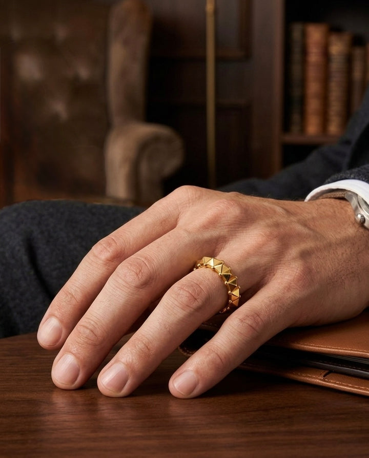 18 Karat Gelbgold Ring mit geometrischem Design und feinen Goldkugeln, getragen an einer Männerhand – moderner Unisex Goldring von ZIBA GOLD.
