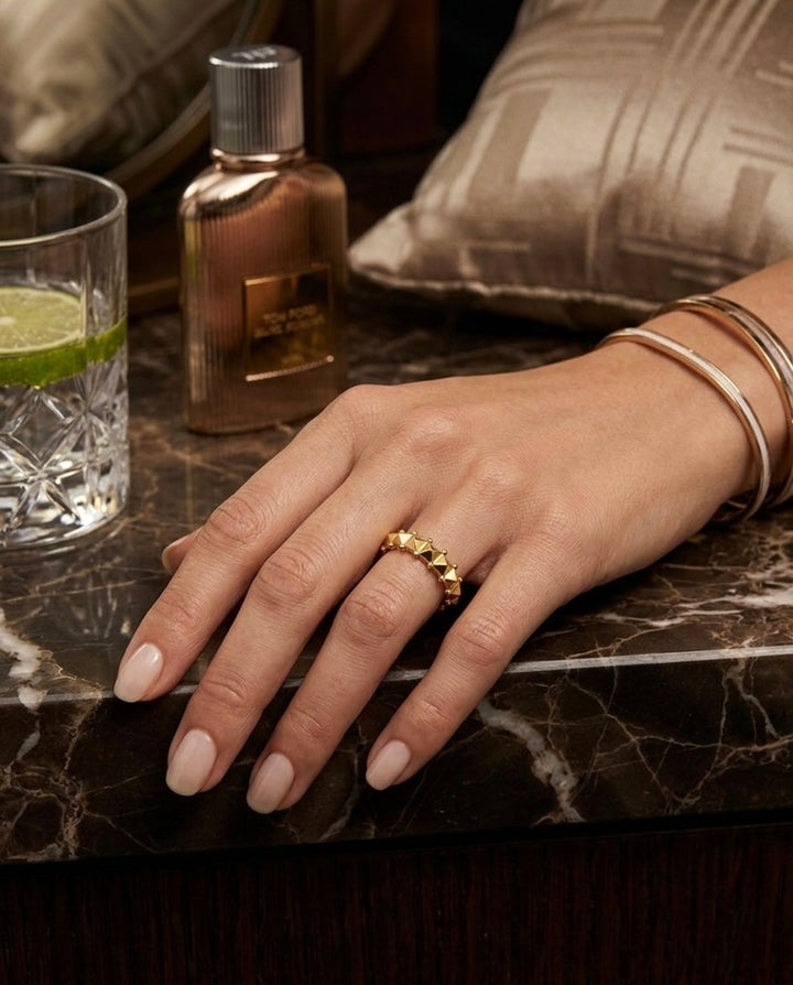 18 Karat Gelbgold Ring mit geometrischem Design und feinen Goldkugeln, getragen an einer Frauenhand – eleganter Unisex Goldring von ZIBA GOLD.