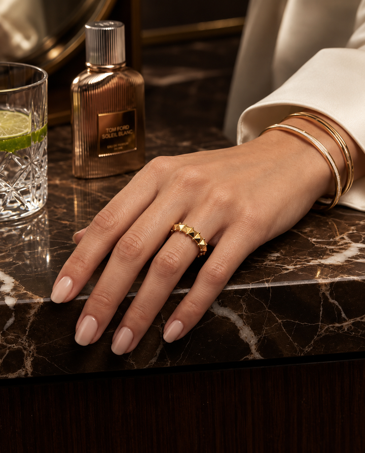 18 Karat Gelbgold Ring mit geometrischem Design und feinen Goldkugeln, getragen an einer Frauenhand – eleganter Unisex Goldring von ZIBA GOLD.