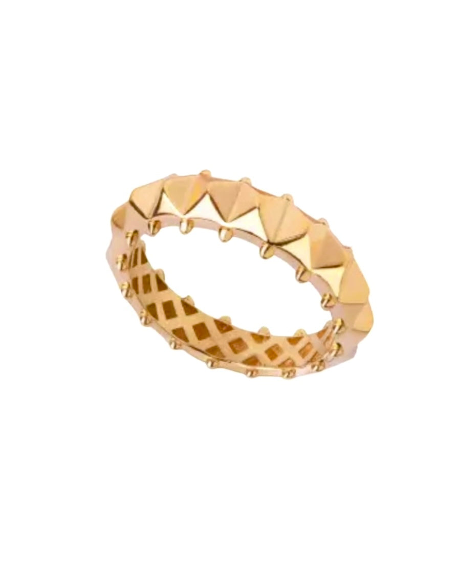 18k Goldring mit umlaufendem pyramidenförmigem Muster – Produktbild, freigestellt