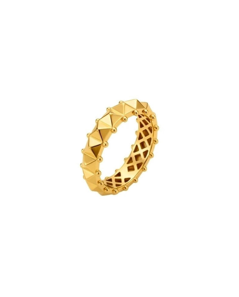 18k Goldring mit umlaufendem pyramidenförmigem Muster – Produktbild, freigestellt