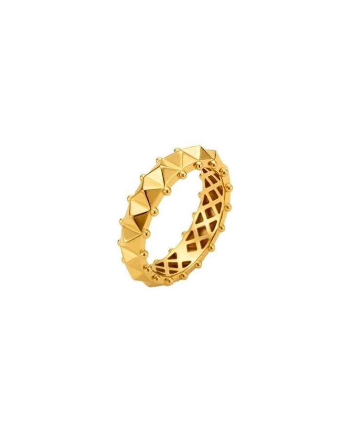 18k Goldring mit umlaufendem pyramidenförmigem Muster – Produktbild, freigestellt