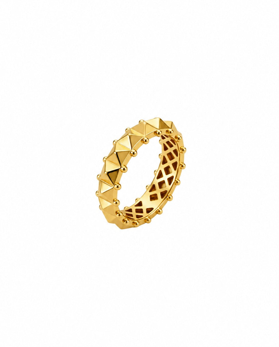 18k Goldring mit umlaufendem pyramidenförmigem Muster – Produktbild, freigestellt