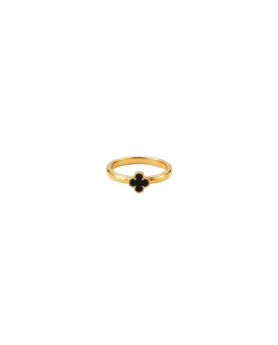 18 Karat Goldring mit schwarzem Kleeblatt-Motiv und fein strukturierter Goldumrandung auf weissem Hintergrund.