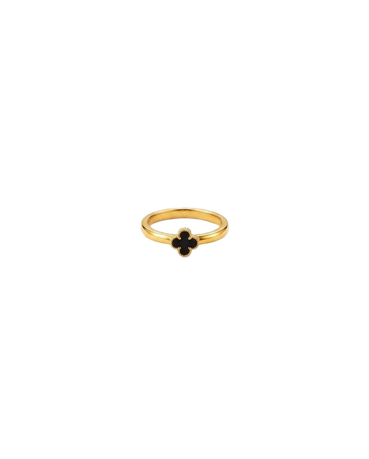 18 Karat Goldring mit schwarzem Kleeblatt-Motiv und fein strukturierter Goldumrandung auf weissem Hintergrund.