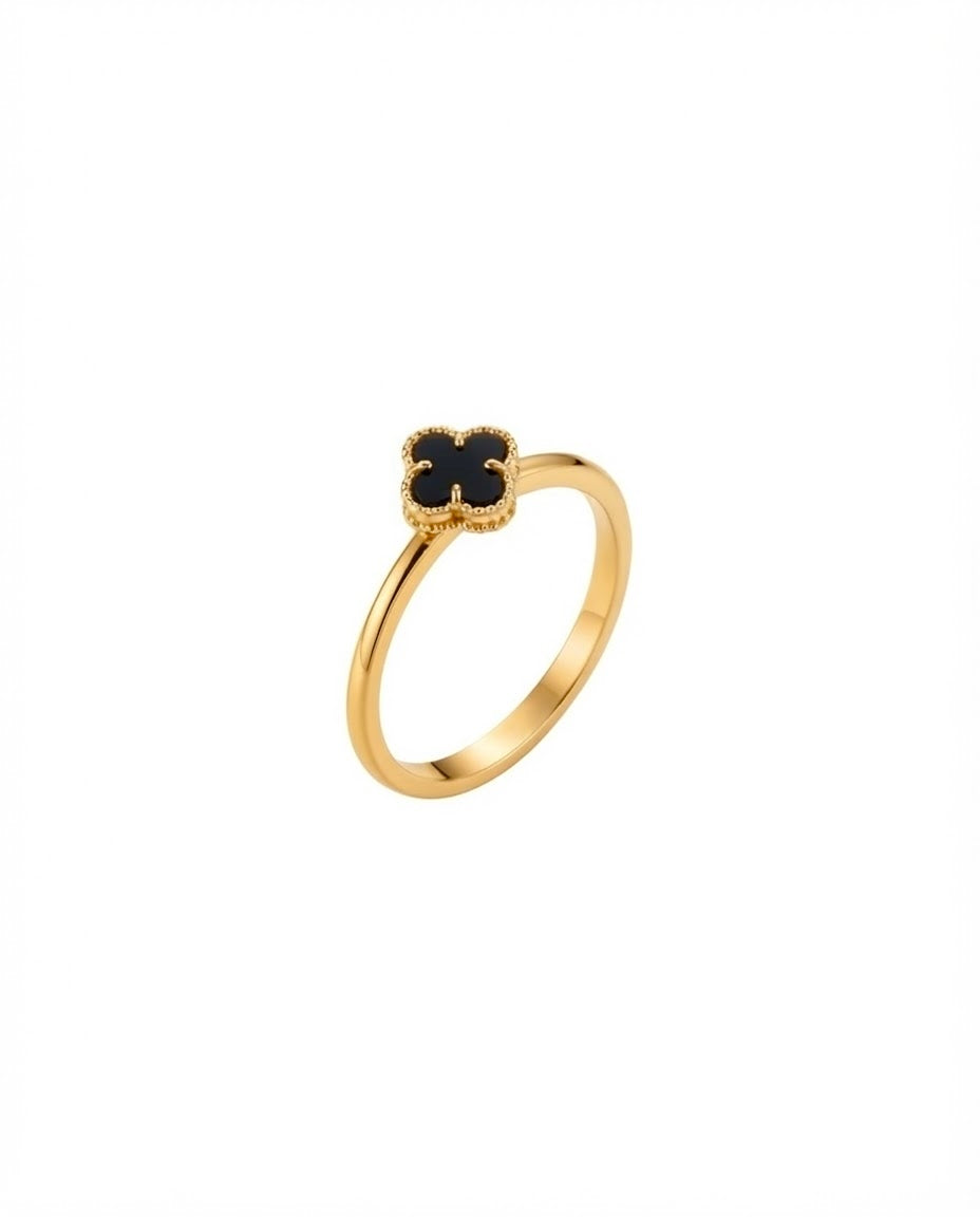 18k Gelbgold Ring mit schwarzem Onyx-Kleeblatt und feiner Goldfassung auf weißem Hintergrund