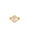 Ring aus 18k Gelbgold mit weissem Perlmutt-Kleeblatt, freigestelltes Produktbild auf hellem Hintergrund