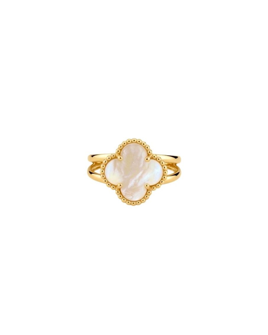 Ring aus 18k Gelbgold mit weissem Perlmutt-Kleeblatt, freigestelltes Produktbild auf hellem Hintergrund