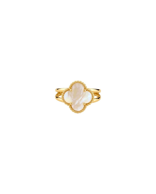 Ring aus 18k Gelbgold mit weissem Perlmutt-Kleeblatt, freigestelltes Produktbild auf hellem Hintergrund