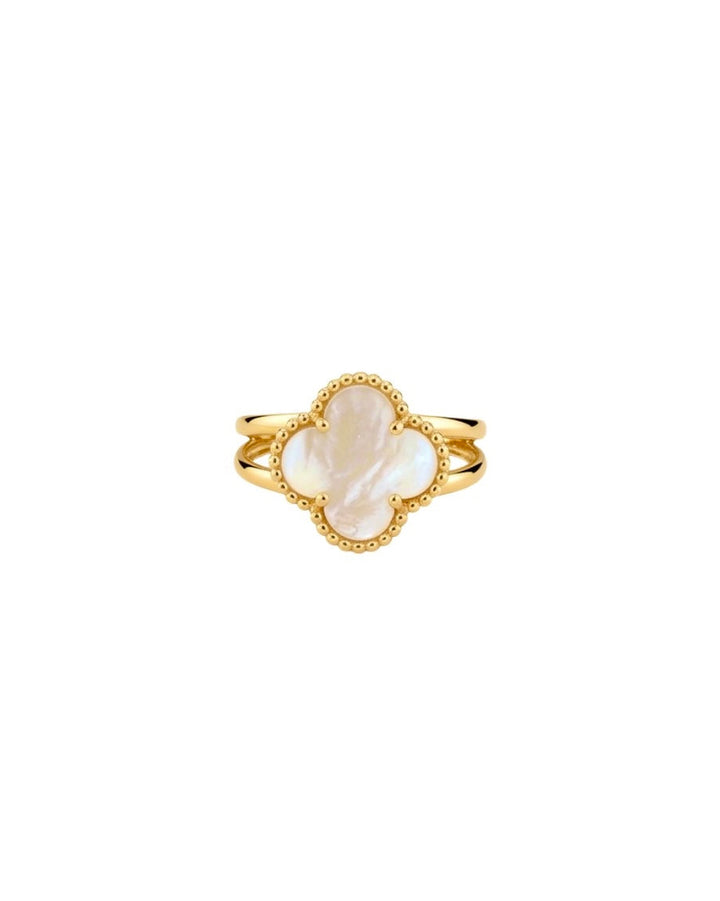 Ring aus 18k Gelbgold mit weissem Perlmutt-Kleeblatt, freigestelltes Produktbild auf hellem Hintergrund