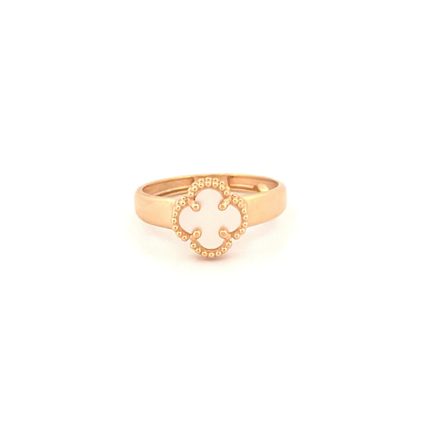 Goldring aus 18k Gelbgold mit kleinem weissem Perlmutt-Kleeblatt, freigestellt auf hellem Hintergrund