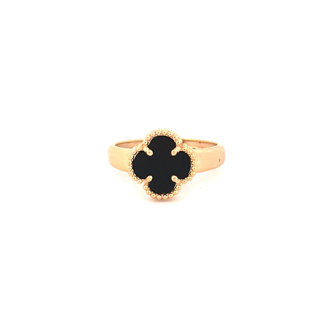 Goldring aus 18k Gelbgold mit kleinem schwarzen Onyx-Kleeblatt, freigestelltes Produktbild auf hellem Hintergrund