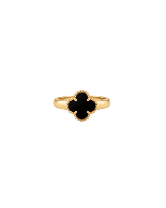 Goldring aus 18k Gelbgold mit kleinem schwarzen Onyx-Kleeblatt, freigestelltes Produktbild auf hellem Hintergrund