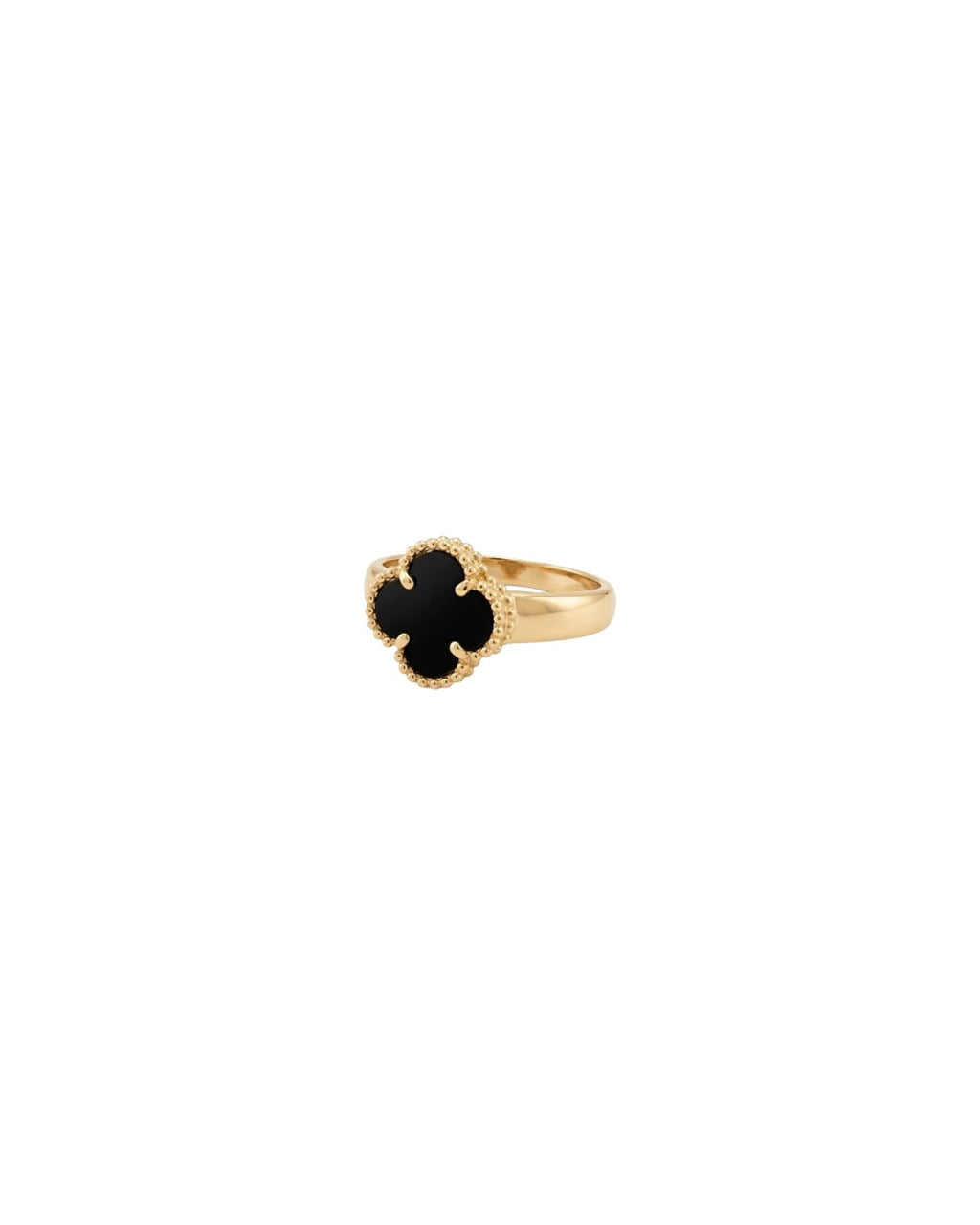 Schräg aufgenommener 18k Gelbgoldring mit schwarzem Onyx-Kleeblatt und ruhiger Linienführung