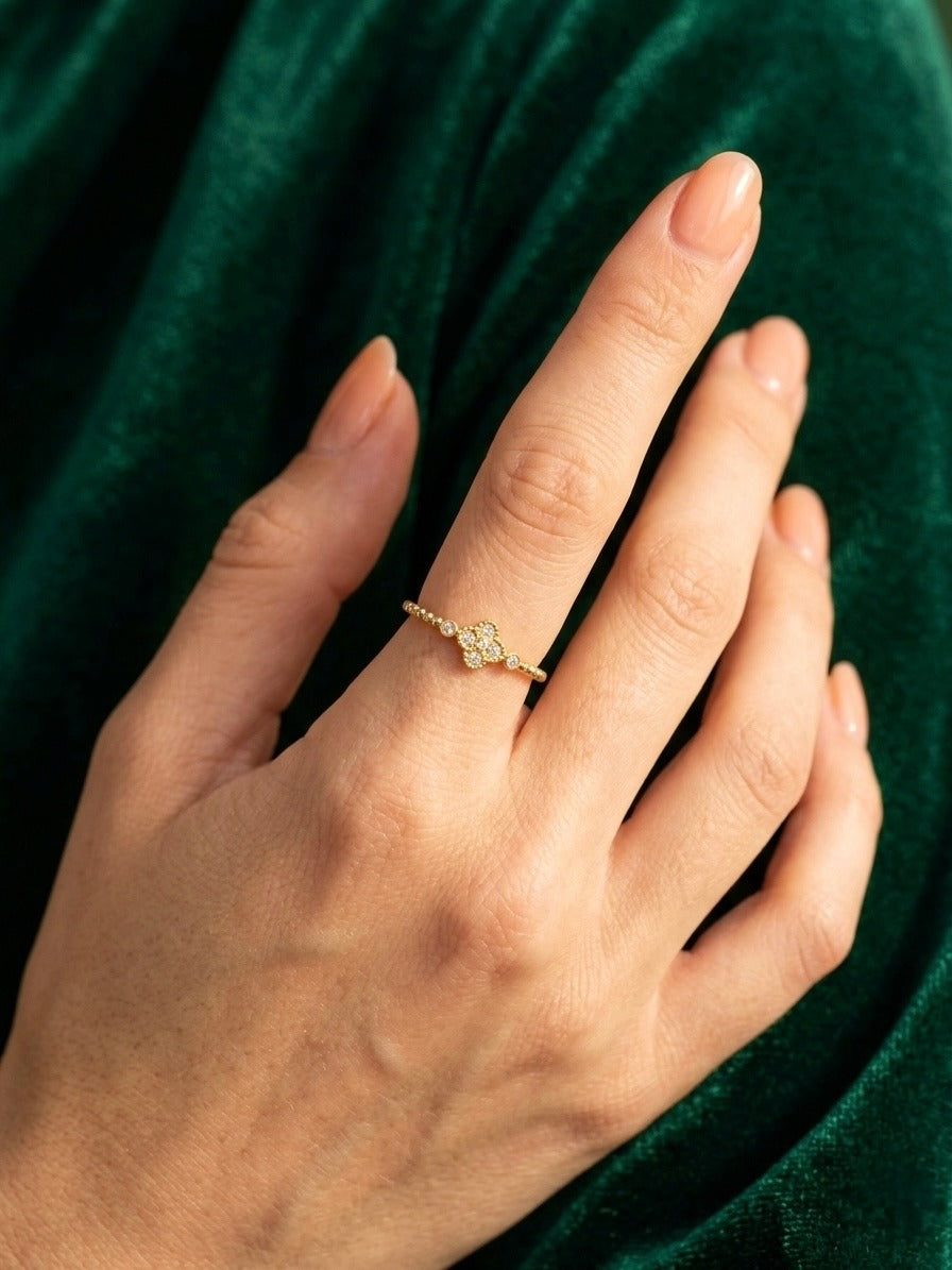 18k Gelbgold Ring mit Kleeblatt und weissen Zirkonia getragen an der Hand